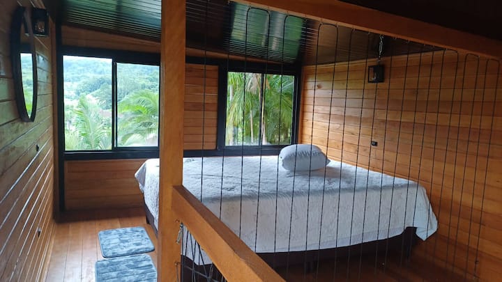 Quarto da Cabana Angillyn com cama de casal e janela